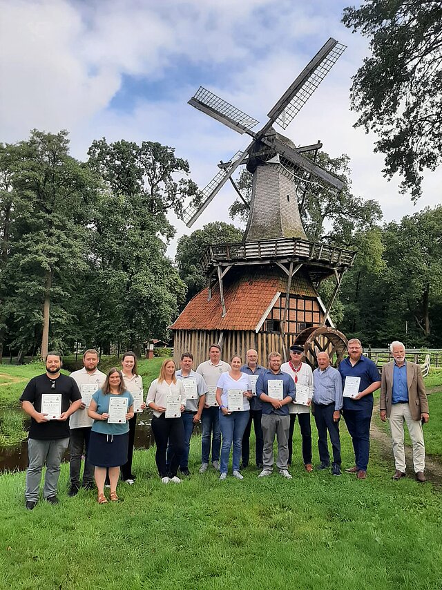 Übergabe_Zertifikate_Freiwillige_Leer_Hüven_2024